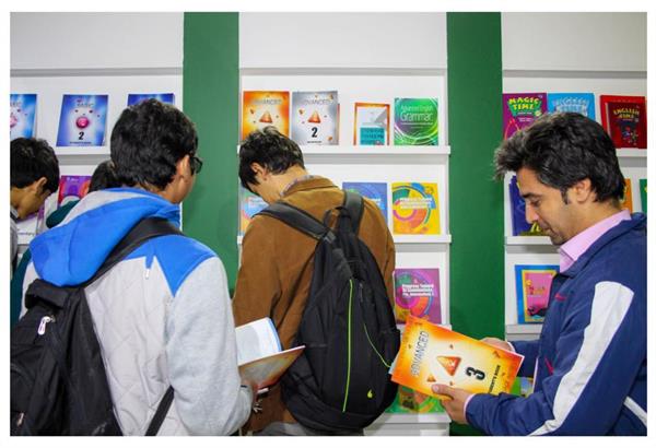استقبال از غرفۀ کانون زبان ایران در نمایشگاه بین المللی کتاب تهران (گزارش تصویری 2)