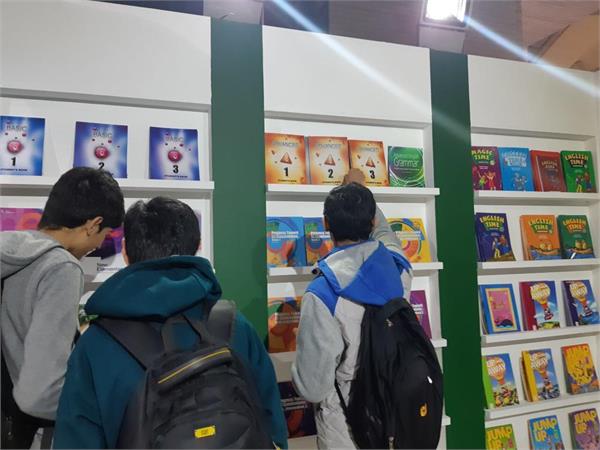 عرضۀ بیش از 150 عنوان کتاب در غرفۀ کانون زبان ایران