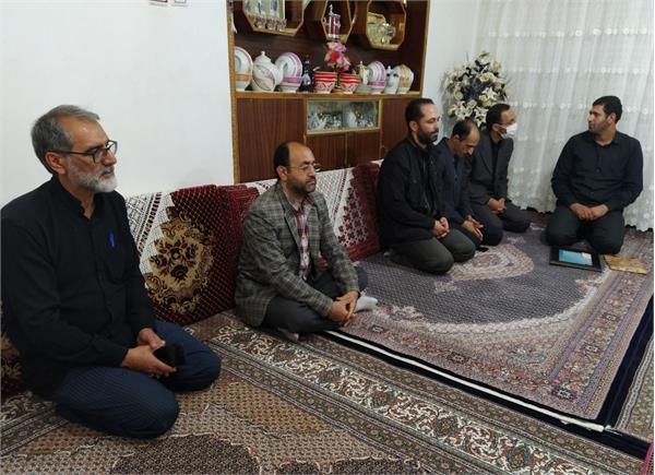 مدیر کانون زبان استان اردبیل با خانوادۀ شهیدان خدایی و فرهادی دیدار کرد