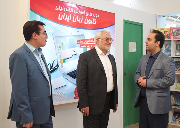 مدیرعامل کانون پرورش فکری و رییس کانون زبان ایران از غرفه‌ی کانون زبان ایران در نمایشگاه کتاب بازدید کردند