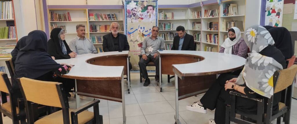 تجلیل از کارمند ایثارگر کانون زبان ایران در آذربایجان‌غربی