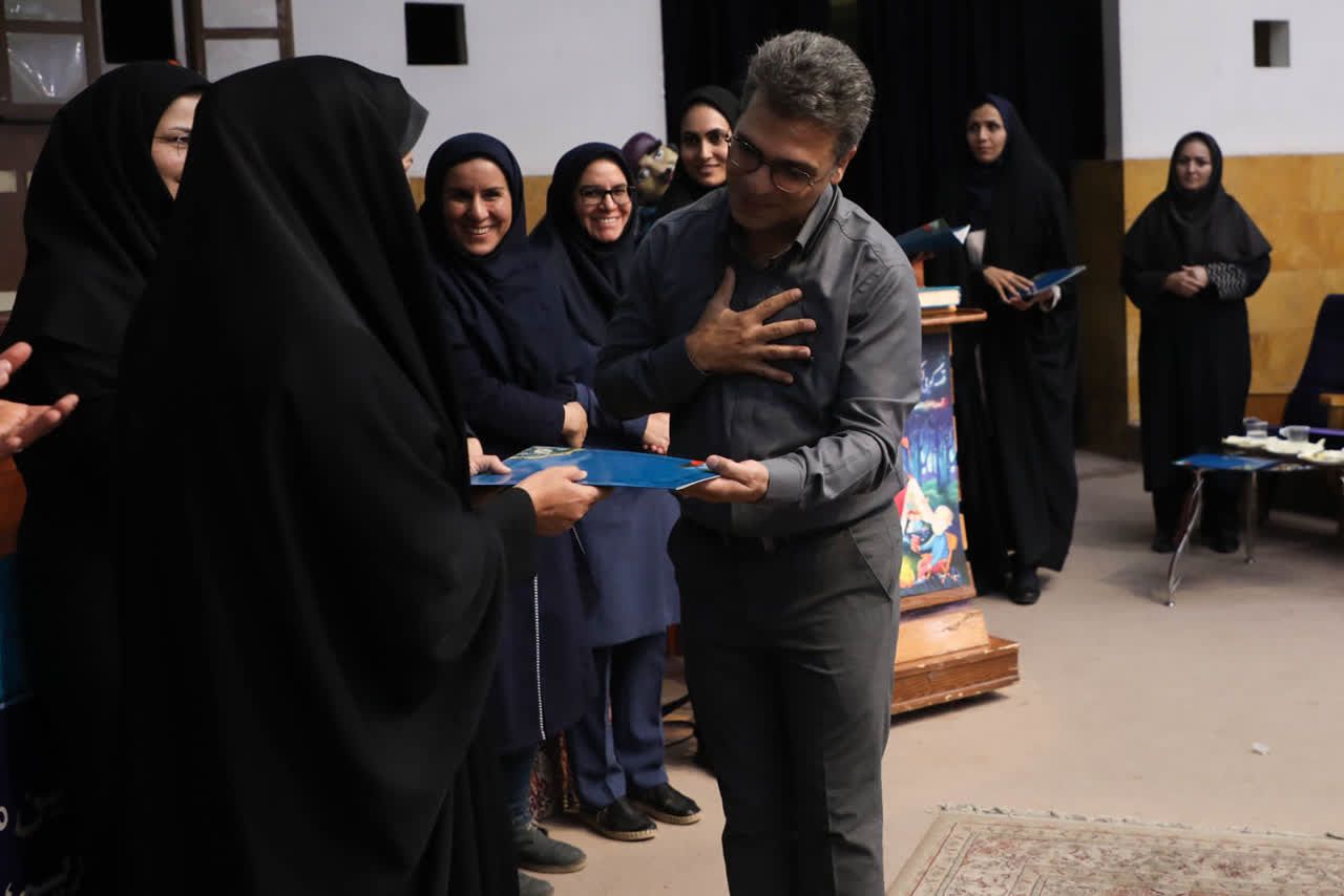 کانون زبان اصفهان در آیین پايانی دومین مهروارۀ قصه‌گویی از کتاب قصه‌های شهر من شرکت کرد