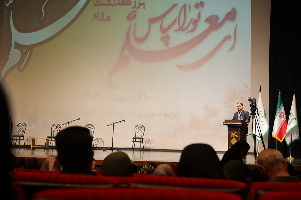 پاک‌ترین و طاهرترین کار در نظام هستی تعلیم و تربیت است/ در نوک قلۀ این تعلیم و تربیت، معلم ایستاده است