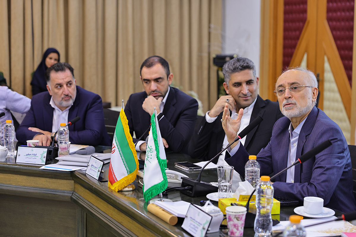 کاری که شما در کانون زبان ایران انجام می‌دهید جز با عشق نمی‌شود