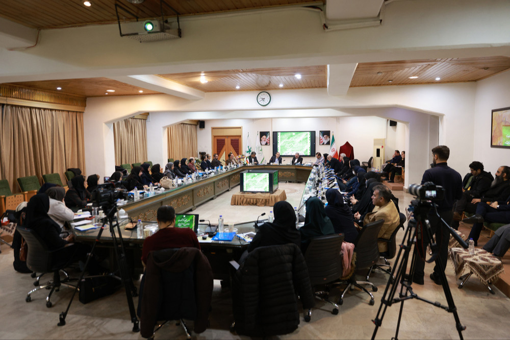 زبان دریچۀ گشودن معرفت‌ها، حکمت‌ها، اخلاق و تجارب بشری است