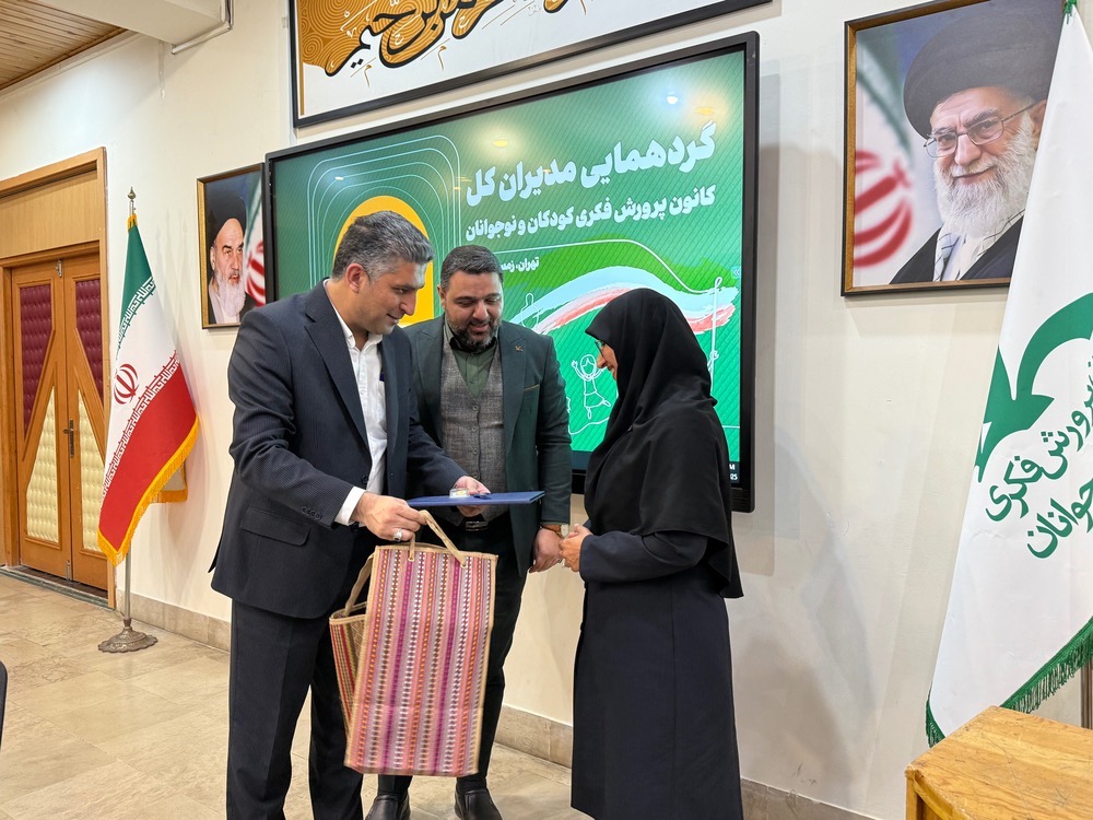 تقدیر از مدیر بازنشستۀ کانون زبان استان هرمزگان