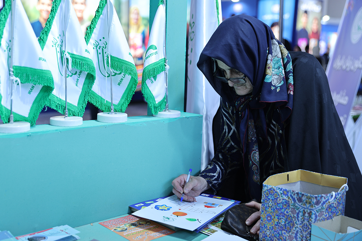 بازدید رئیس کانون از نمایشگاه کتاب 2