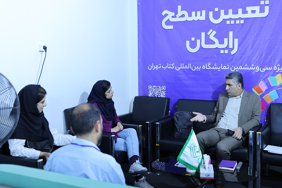 بازدید رئیس کانون از نمایشگاه کتاب 10