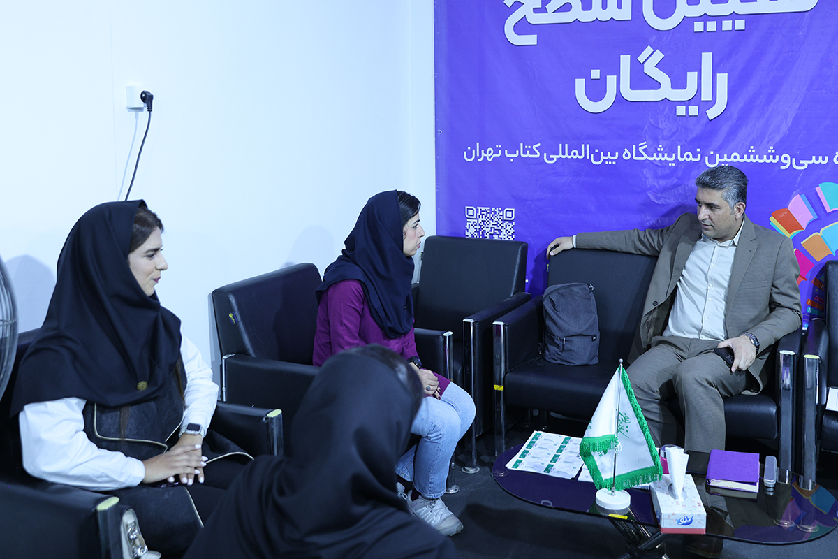 بازدید رئیس کانون از نمایشگاه کتاب 13