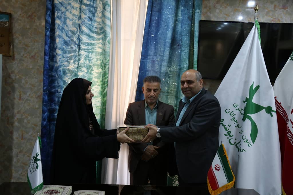مدیر کل کانون پرورش فکری بوشهر از کارکنان کانون زبان تقدیر کرد