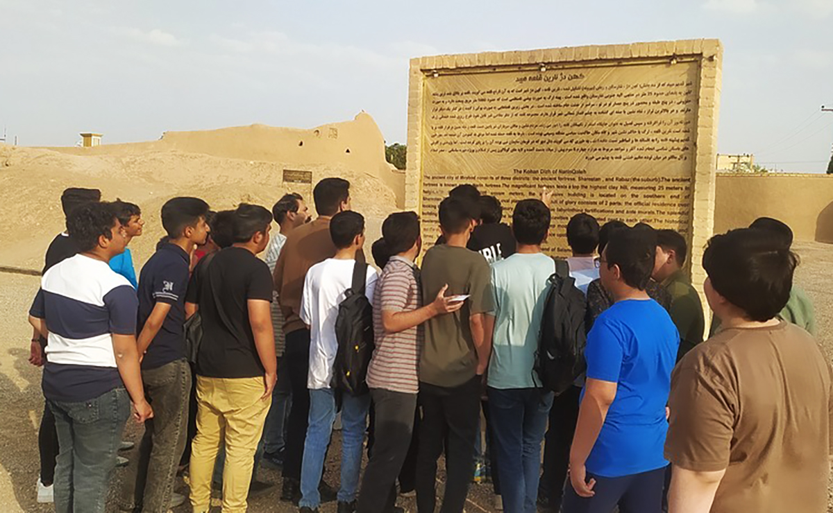 بازدید آموزشی – تفریحی زبان‌آموزان میبد از نارین قلعه