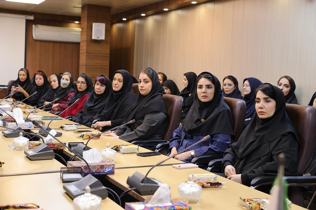 همزمان با هفتۀ پژوهش از کارشناسان کانون زبان ایران تقدیر شد