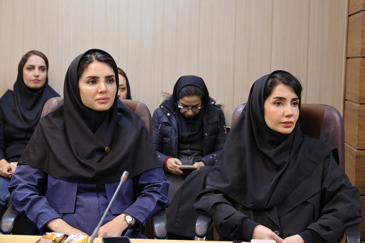 همزمان با هفتۀ پژوهش از کارشناسان کانون زبان ایران تقدیر شد