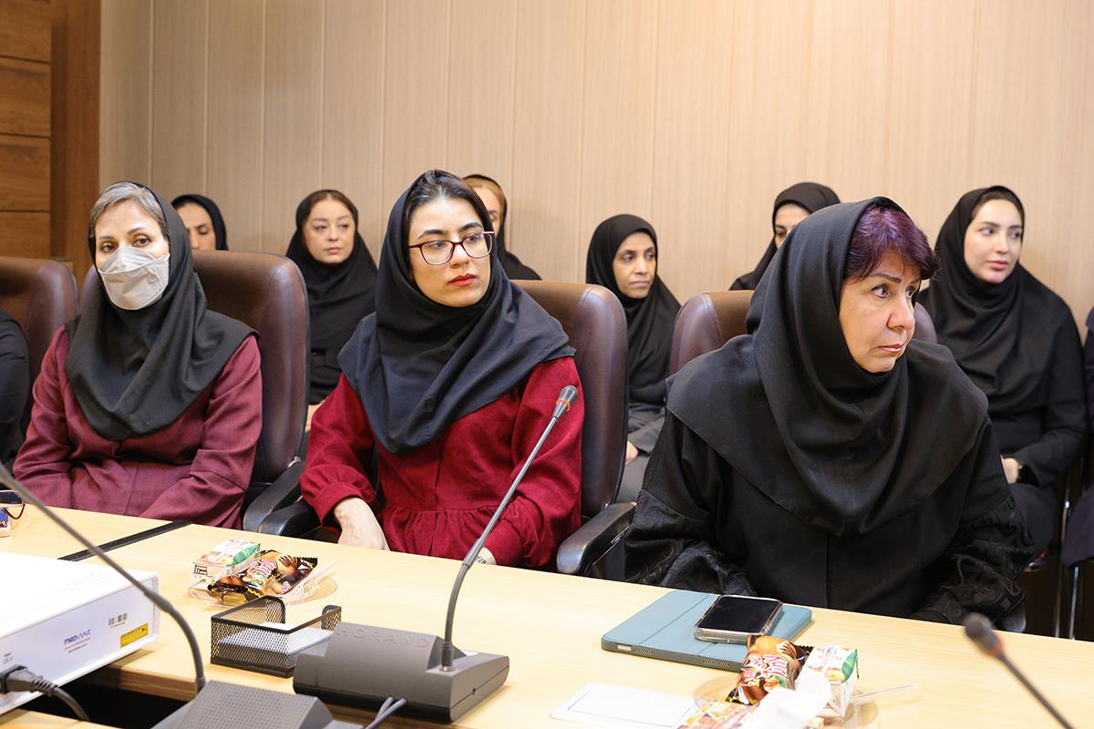 همزمان با هفتۀ پژوهش از کارشناسان کانون زبان ایران تقدیر شد