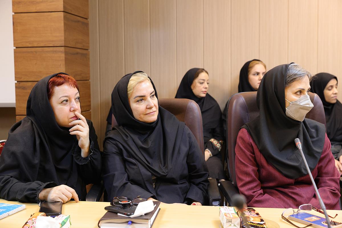 همزمان با هفتۀ پژوهش از کارشناسان کانون زبان ایران تقدیر شد
