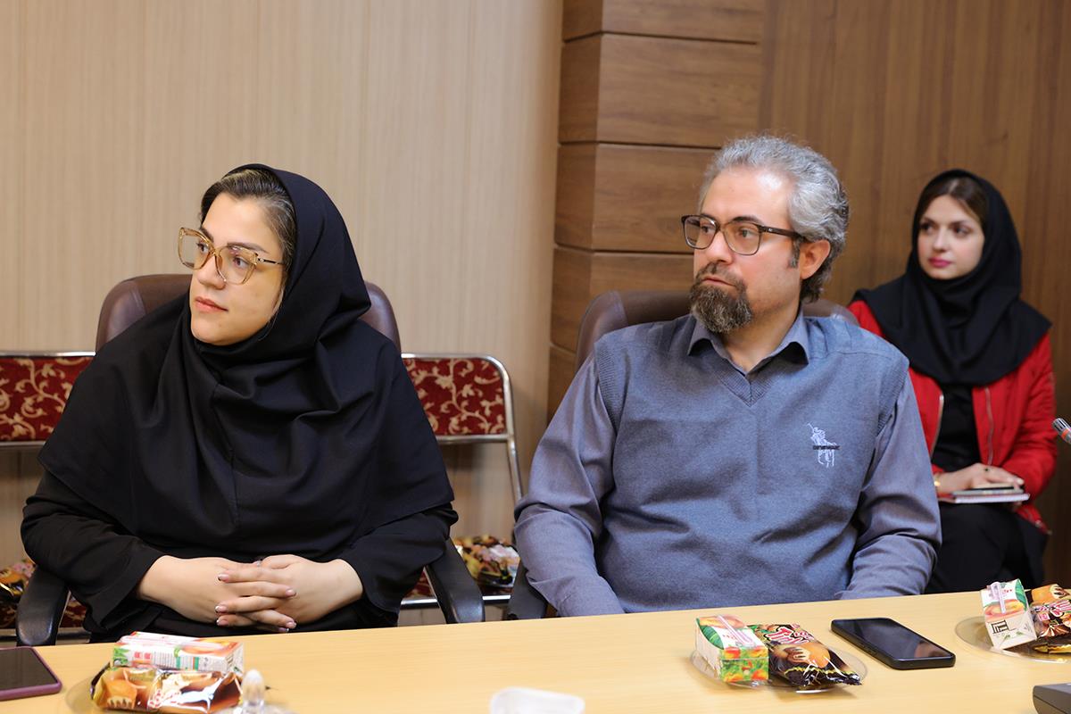 همزمان با هفتۀ پژوهش از کارشناسان کانون زبان ایران تقدیر شد