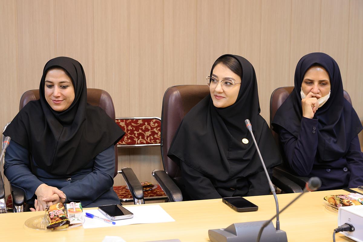 همزمان با هفتۀ پژوهش از کارشناسان کانون زبان ایران تقدیر شد