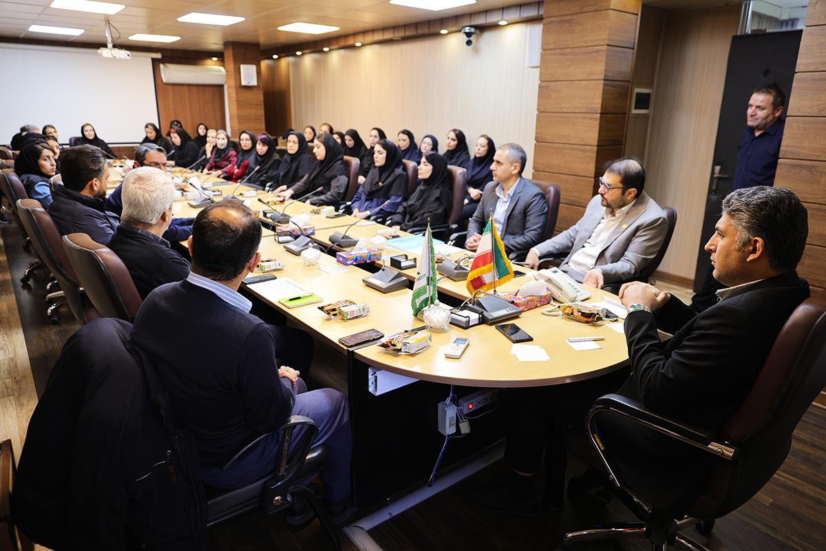 همزمان با هفتۀ پژوهش از کارشناسان کانون زبان ایران تقدیر شد