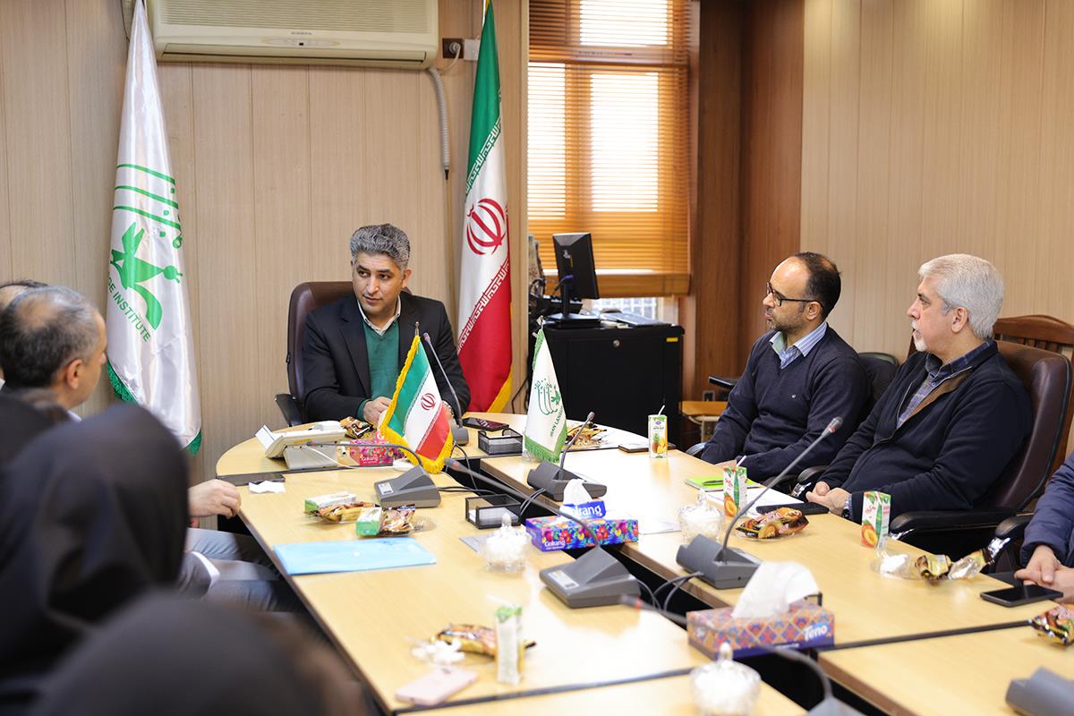 همزمان با هفتۀ پژوهش از کارشناسان کانون زبان ایران تقدیر شد