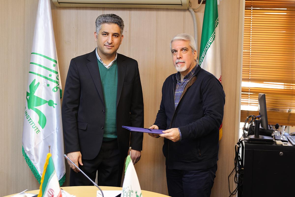 همزمان با هفتۀ پژوهش از کارشناسان کانون زبان ایران تقدیر شد