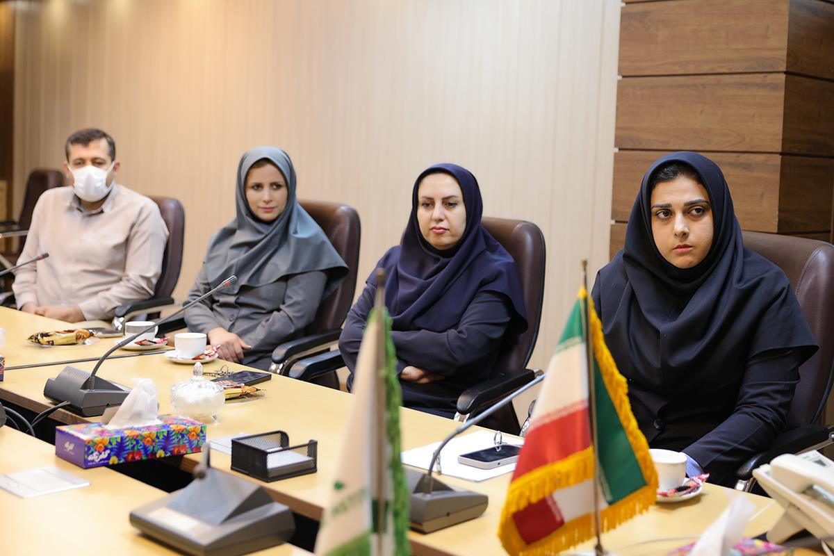 رییس کانون زبان ایران از کارکنان حوزۀ معاونت مالی قدردانی کرد