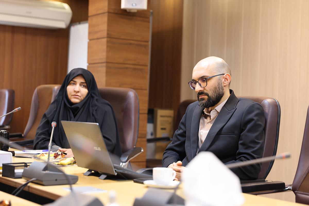 تعامل و هم‌افزایی میان معاونان، مدیران و کارکنان کانون زبان ایران در نشستی مشترک