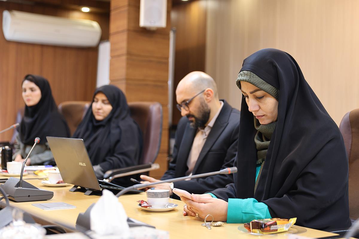 امیر صداقت، مسئول امور عمومی و اموال کانون زبان ایران نیز از رابطان اموال استان‌ها خواست در این حوزه فعال و کوشا باشند و نسبت به ارسال صحیح فاکتورها و اسناد مالی اهتمام ورزند.