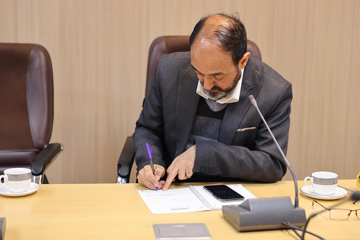 امیر صداقت، مسئول امور عمومی و اموال کانون زبان ایران نیز از رابطان اموال استان‌ها خواست در این حوزه فعال و کوشا باشند و نسبت به ارسال صحیح فاکتورها و اسناد مالی اهتمام ورزند.