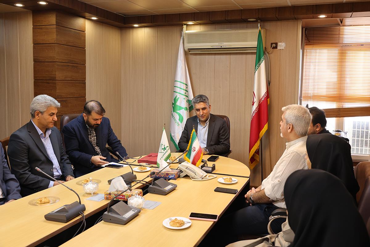 از همکاران بازنشسته کانون زبان ایران تجلیل شدند