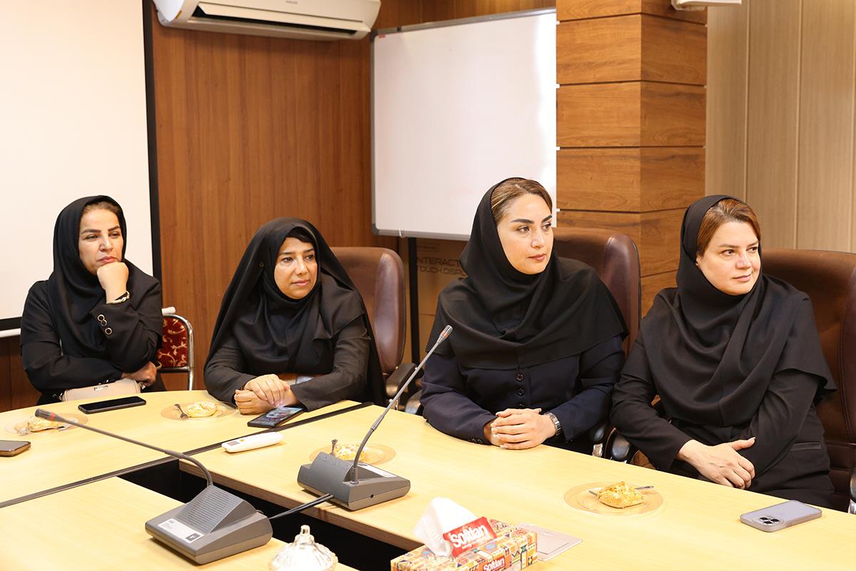 از همکاران بازنشسته کانون زبان ایران تجلیل شدند