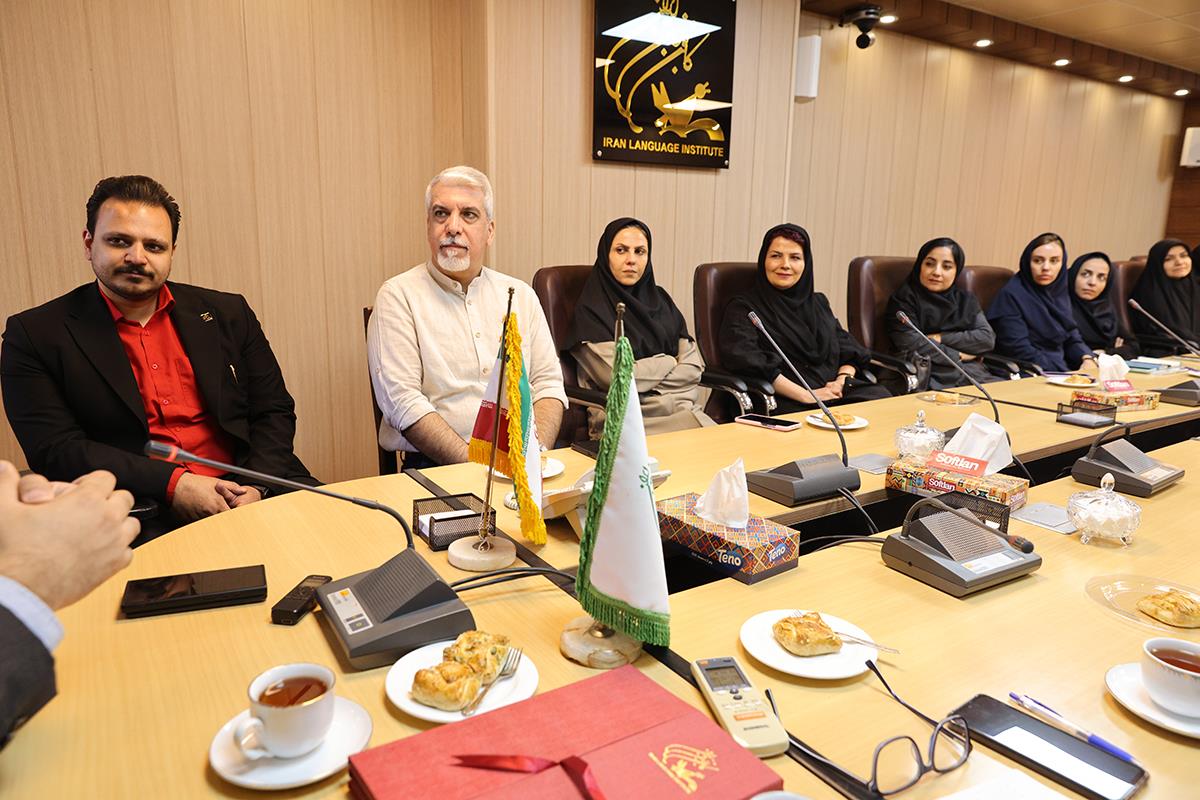از همکاران بازنشسته کانون زبان ایران تجلیل شدند