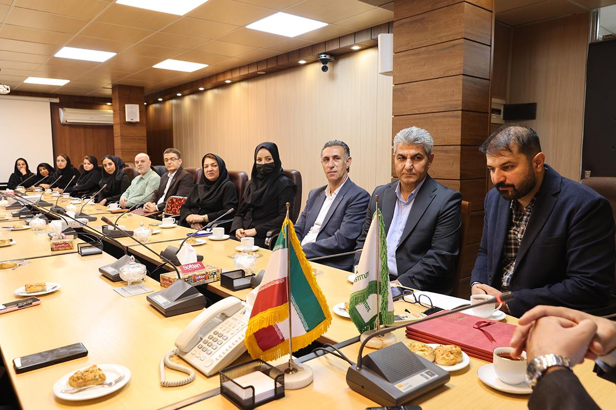 از همکاران بازنشسته کانون زبان ایران تجلیل شدند