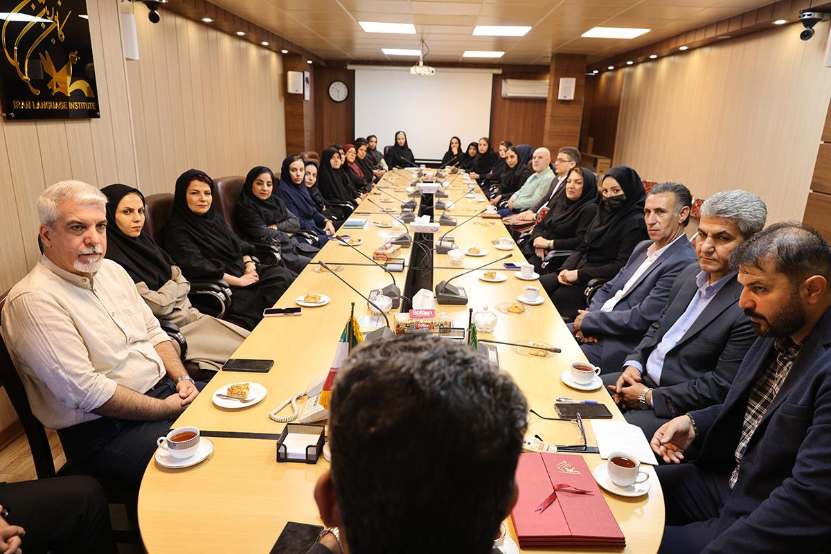 از همکاران بازنشسته کانون زبان ایران تجلیل شدند