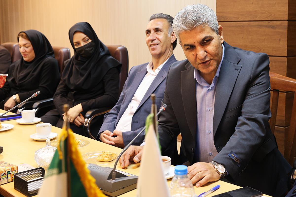 از همکاران بازنشسته کانون زبان ایران تجلیل شدند
