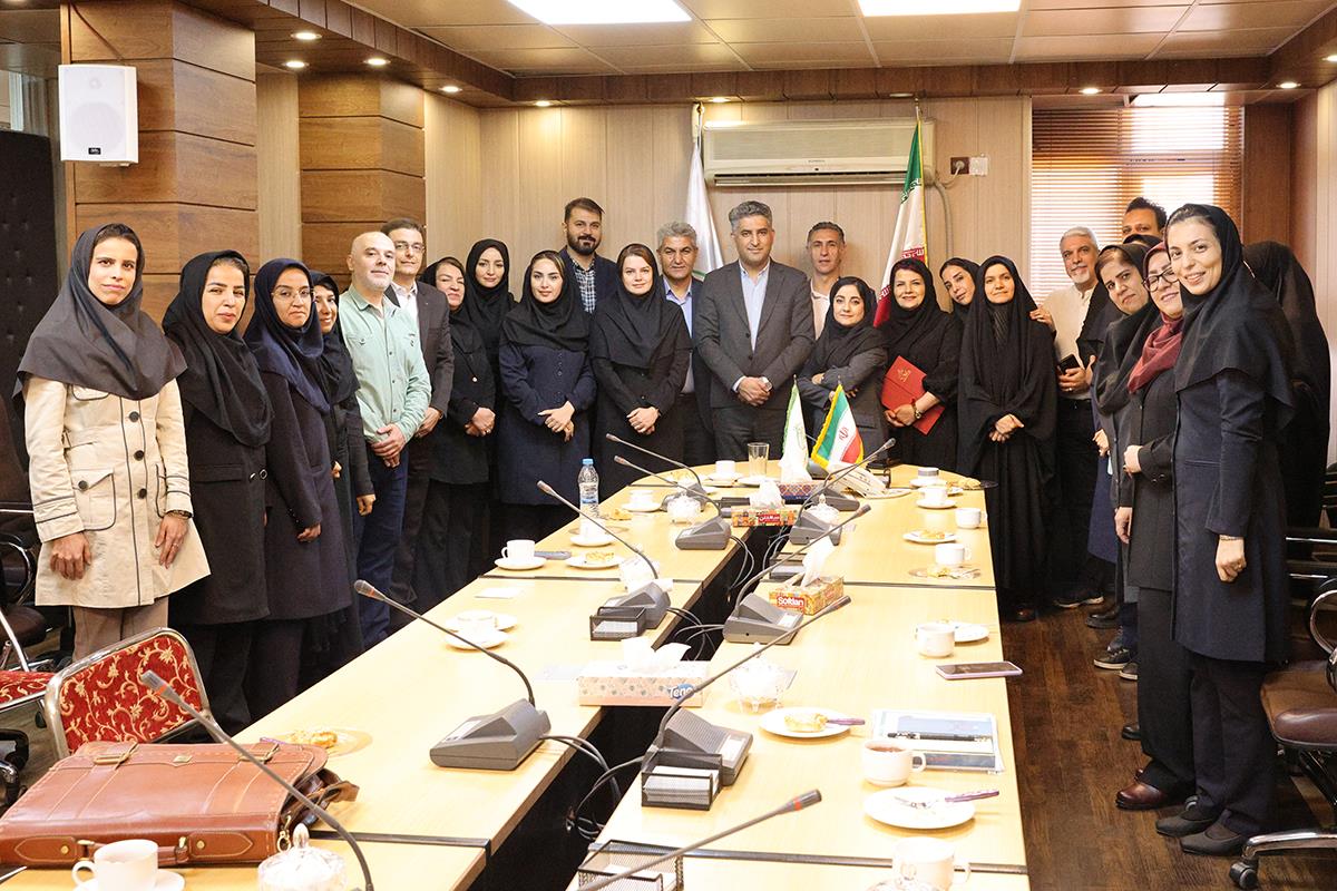 از همکاران بازنشسته کانون زبان ایران تجلیل شدند