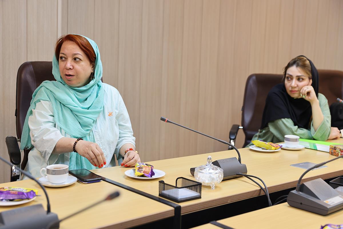 جلسۀ هم‌اندیشی رییس کانون زبان ایران با جمعی از مدرسان