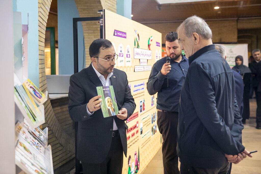 بازدید رییس‌جمهور از غرفۀ کانون زبان ایران در جشن «لبخند وطن»