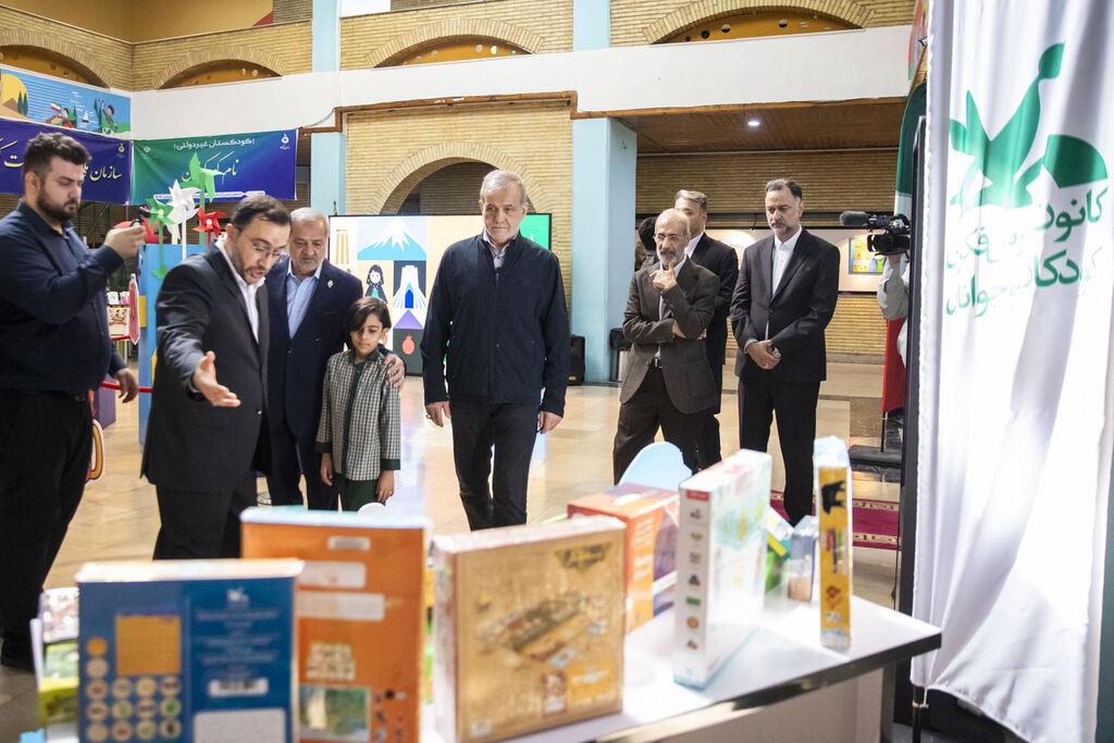 بازدید رییس‌جمهور از غرفۀ کانون زبان ایران در جشن «لبخند وطن»