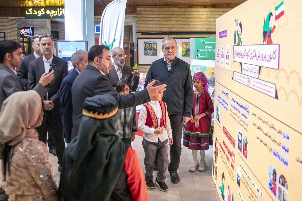 بازدید رییس‌جمهور از غرفۀ کانون زبان ایران در جشن «لبخند وطن»
