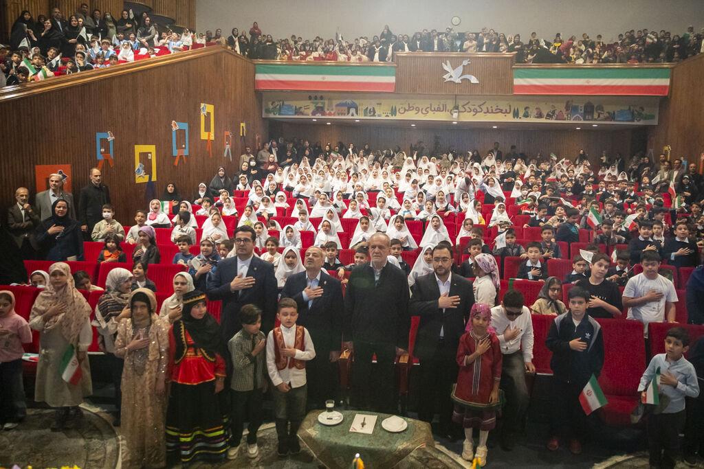بازدید رییس‌جمهور از غرفۀ کانون زبان ایران در جشن «لبخند وطن»