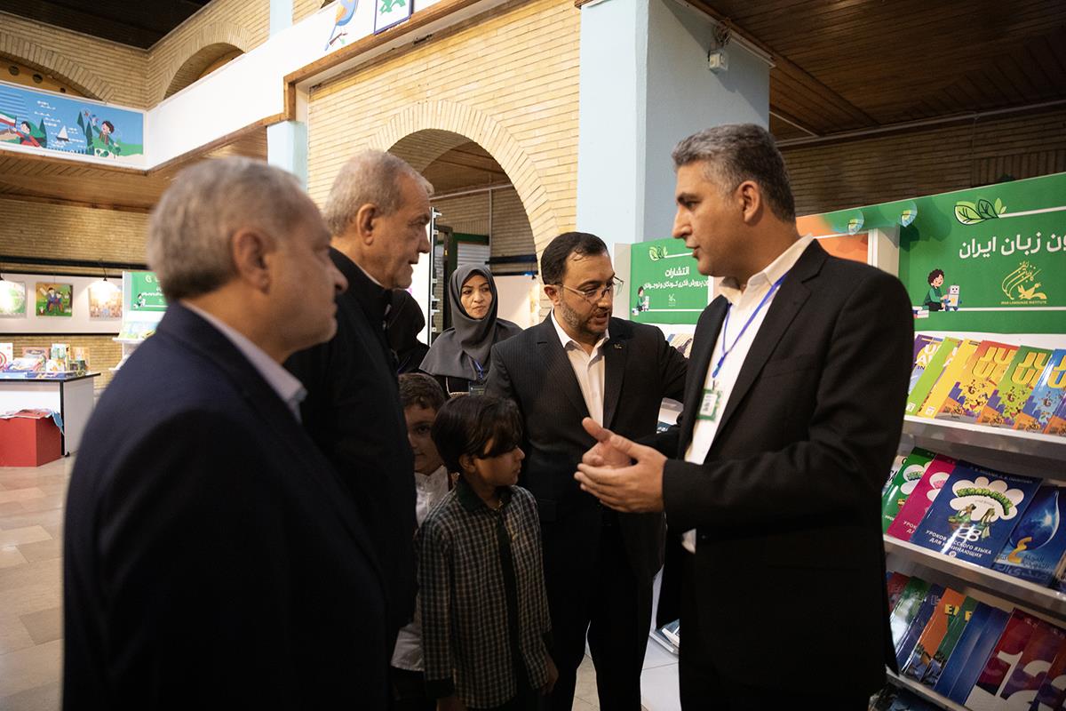 بازدید رییس‌جمهور از غرفۀ کانون زبان ایران در جشن «لبخند وطن»