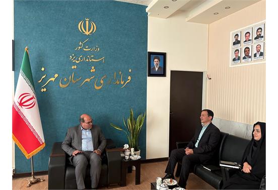 بررسی ظرفیت‌های توسعۀ کانون زبان مهریز در دیدار با فرماندار