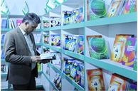 رییس کانون زبان ایران از غرفه این مجموعه در نمایشگاه بین المللی کتاب بازدید کرد