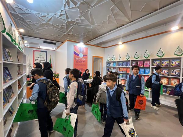 هشتمین روز از حضور کانون زبان ایران در نمایشگاه کتاب