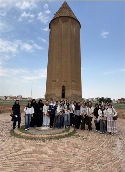 بازدید زبان‌آموزان کانون زبان گلستان از بافت تاریخی گنبدکاووس
