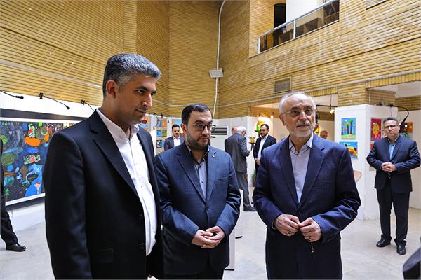 کاری که شما در کانون زبان ایران انجام می‌دهید جز با عشق نمی‌شود