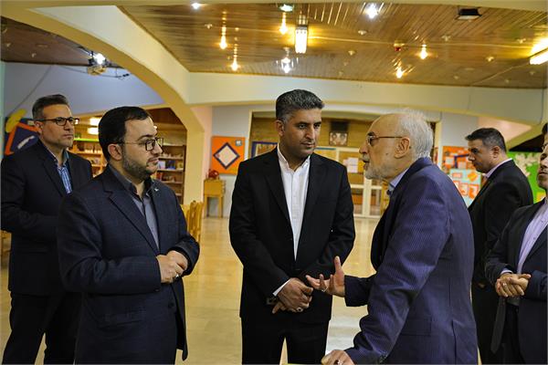 کاری که شما در کانون زبان ایران انجام می‌دهید جز با عشق نمی‌شود