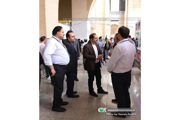 بازدید مدیرعامل کانون پرورش فکری از غرفه‌ی کانون زبان ایران در نمایشگاه کتاب