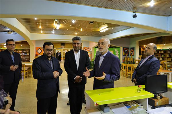 کاری که شما در کانون زبان ایران انجام می‌دهید جز با عشق نمی‌شود