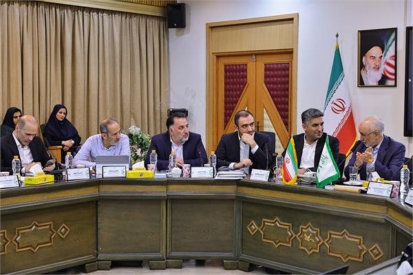 کاری که شما در کانون زبان ایران انجام می‌دهید جز با عشق نمی‌شود